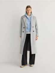 Dwurzędowy płaszcz - jasnoszary. Szare płaszcze damskie Reserved, l, bez wzorów, z tkaniny, bez kołnierzyka, bez kaptura. W wyprzedaży za 69.99 zł.