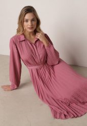 Fuksjowa Sukienka Plisowana o Koszulowym Kroju z Paskiem z Klamrą Efronta. Czerwone sukienki damskie Born2be, na co dzień, l, z aplikacjami, z jeansu, eleganckie, bez kołnierzyka, bez ramiączek, midi, koszulowe. Za 129.99 zł.