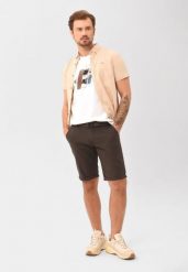 Szorty chino z paskiem P-OXY. Brązowe szorty męskie Volcano, bez wzorów, z bawełny, eleganckie. Za 159.99 zł.