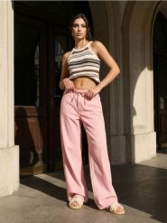 Jeansy wide leg high waist z materiałowym paskiem - różowy. Czerwone jeansy damskie Sinsay, bez wzorów, z jeansu, z podwyższonym stanem. Za 59.99 zł.