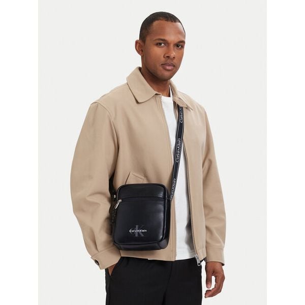 Saszetka Calvin Klein. Czarne saszetki i nerki męskie Calvin Klein, małe. Za 275.99 zł.