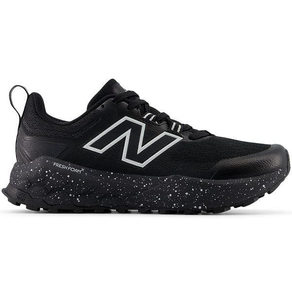 Buty damskie New Balance Fresh Foam Garoé v2 WTGAROL2 – czarne. Czarne obuwie sportowe damskie New Balance, bez wzorów, z materiału, bez zapięcia, do biegania. Za 369.99 zł.