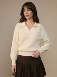 Sweter z kołnierzykiem i ażurowym detalem - kremowy. Białe swetry nierozpinane damskie Sinsay, l, w ażurowe wzory, bez kołnierzyka, bez ramiączek. Za 59.99 zł.