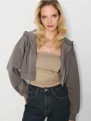 Krótka bluza z kapturem - szary. Szare bluzy damskie Sinsay, l, bez wzorów, sportowe, bez ramiączek, z kapturem. W wyprzedaży za 22.99 zł.