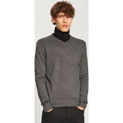 Gładki sweter - Szary. Szare swetry męskie Reserved, l, bez wzorów, bez kołnierzyka, bez ramiączek. Za 59.99 zł.