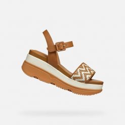 Sandały GEOX D GARDENIA Brązowy. Brązowe sandały damskie Geox, bez wzorów, ze skóry, bez obcasa, bez zapięcia. Za 470.99 zł.