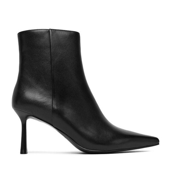 Botki Eva Minge. Czarne botki damskie Eva Minge, bez wzorów, bez obcasa, na słupku, bez zapięcia. Za 299.99 zł.