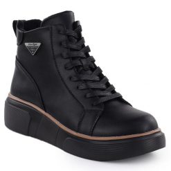 Skórzane botki damskie na koturnie czarne Filippo DBT6452. Czarne botki damskie Filippo, bez wzorów, ze skóry, bez obcasa, na koturnie, bez zapięcia. Za 259.99 zł.