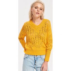 Ażurowy sweter - Żółty. Żółte swetry nierozpinane damskie Reserved, m, w ażurowe wzory, bez kołnierzyka, bez ramiączek. W wyprzedaży za 19.99 zł.