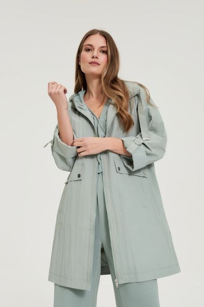 Kurtka parka oliwkowa. Zielone kurtki damskie MOODO, bez wzorów, z poliamidu, bez kaptura. W wyprzedaży za 119.99 zł.