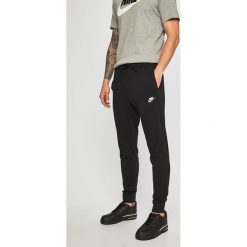 Nike Sportswear - Spodnie. Czarne spodnie materiałowe męskie Nike Sportswear, bez wzorów, z bawełny. Za 139.90 zł.