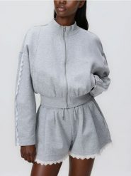 Bluza z koronkowym zdobieniem - jasnoszary. Szare bluzy damskie Reserved, l, z aplikacjami, z bawełny, bez ramiączek, bez kaptura. Za 99.99 zł.