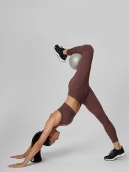 4F Legginsy treningowe bezszwowe damskie - brązowe XL/XXL. Brązowe legginsy sportowe damskie 4F, s, bez wzorów, z podwyższonym stanem, na fitness i siłownię. Za 149.99 zł.
