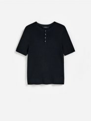 Dopasowany sweter muscle fit - czarny. Czarne swetry męskie Reserved, l, bez wzorów, z lyocellu, bez kołnierzyka, bez ramiączek. Za 119.99 zł.