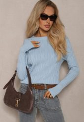 Jasnoniebieski Sweter z Wiskozą i Ozdobnym Splotem Saviana. Niebieskie swetry nierozpinane damskie Renee, bez wzorów, z jeansu, casualowe, bez kołnierzyka, bez ramiączek. Za 99.99 zł.