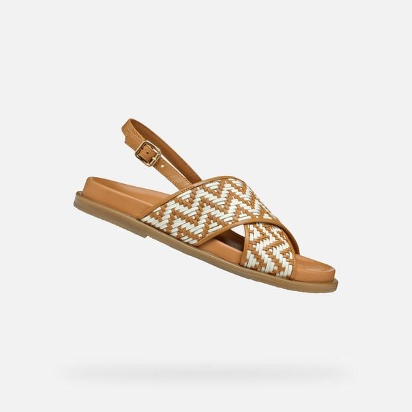 Sandały GEOX D ADELASH Brązowy. Brązowe sandały damskie Geox, bez wzorów, ze skóry, bez obcasa, bez zapięcia. Za 306.99 zł.