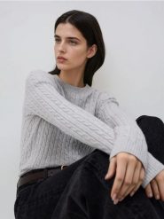 Sweter z ozdobnym splotem - jasnoszary. Szare swetry nierozpinane damskie Reserved, l, bez wzorów, z dzianiny, bez kołnierzyka, bez ramiączek. Za 99.99 zł.