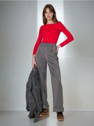 Sweter - czerwony. Czerwone swetry nierozpinane damskie Sinsay, l, bez wzorów, bez kołnierzyka, bez ramiączek. W wyprzedaży za 17.99 zł.