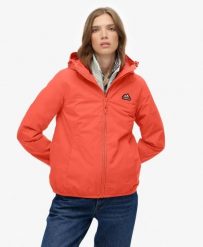 Superdry Kurtka wiatrówka Essential Tri lekka i wodoodporna – HOT CORAL. Brązowe kurtki męskie Superdry, bez wzorów, z materiału, bez kaptura. Za 384.25 zł.