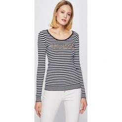Guess Jeans - Sweter. Białe swetry nierozpinane damskie Guess Jeans, l, bez wzorów, z elastanu, bez kołnierzyka, bez ramiączek. W wyprzedaży za 159.90 zł.