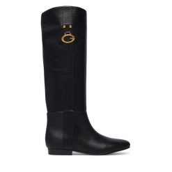 Kozaki Guess. Czarne kozaki damskie Guess, z aplikacjami, bez obcasa, na płaskiej podeszwie, bez zapięcia. Za 764.99 zł.
