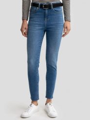 Jeansy damskie z wysokim stanem niebieskie Adela High Waist 137. Niebieskie jeansy damskie BIG STAR, bez wzorów, z jeansu, eleganckie, z podwyższonym stanem. W wyprzedaży za 119.99 zł.