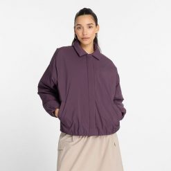 Kurtka damska New Balance WJ43506PLN – fioletowa. Fioletowe kurtki sportowe damskie New Balance, s, bez wzorów, z materiału, bez ramiączek, bez kaptura. Za 299.99 zł.