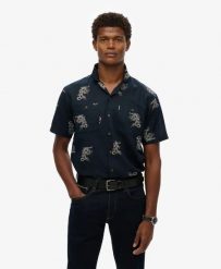 Superdry Krótki rękaw plażowa koszula z lnu – Draconic Navy. Niebieskie koszule męskie Superdry, na lato, l, z aplikacjami, z bawełny, eleganckie, bez kołnierzyka, bez ramiączek. Za 279.65 zł.