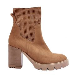 Lewski Shoes Zamszowe Ażurowe Botki Damskie Na Słupku Camel Lewski 3386 beżowy. Brązowe botki damskie w ażurowe wzory, ze skóry, bez obcasa, na obcasie, bez zapięcia. Za 504.46 zł.