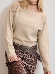 Sweter - beżowy. Brązowe swetry nierozpinane damskie Sinsay, l, bez wzorów, bez kołnierzyka, bez ramiączek. W wyprzedaży za 27.99 zł.