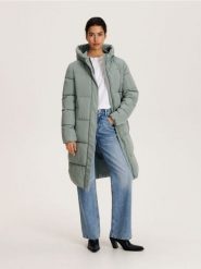 Ocieplany płaszcz - jasny zielony. Zielone płaszcze damskie Reserved, l, bez wzorów, z tkaniny, bez kołnierzyka, bez kaptura. W wyprzedaży za 65.99 zł.