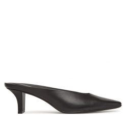 Klapki Calvin Klein. Czarne klapki damskie Calvin Klein, bez wzorów, bez obcasa, bez zapięcia. Za 379.99 zł.