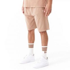 Szorty New Era. Czerwone szorty damskie New Era, bez wzorów. W wyprzedaży za 233.90 zł.