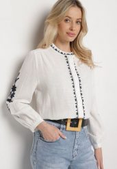 Biało-Niebieska Bawełniana Koszula Bez Kołnierzyka Zdobiona Haftem Gonavia. Białe koszule damskie Born2be, l, z aplikacjami, z bawełny, eleganckie, bez kołnierzyka, bez ramiączek. Za 99.99 zł.