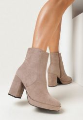 Ciemnobeżowe Botki na Słupku z Imitacji Zamszu Susiyah. Brązowe botki damskie Born2be, bez wzorów, z jeansu, glamour, bez obcasa, na obcasie, bez zapięcia. Za 169.99 zł.