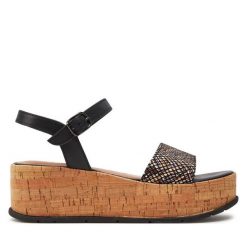 Sandały Tamaris. Czarne sandały damskie Tamaris, bez wzorów, bez obcasa, na koturnie, bez zapięcia. Za 199.99 zł.