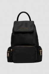 GUESS Czarny plecak Backbag. Czarne plecaki damskie Guess, z aplikacjami. W wyprzedaży za 269.99 zł.