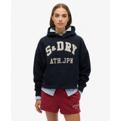 Bluza z kapturem Ath Ess Appliq Relaxed. Niebieskie koszulki sportowe damskie Superdry, bez wzorów, z bawełny, bez ramiączek. W wyprzedaży za 250.70 zł.