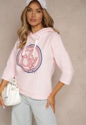 Jasnoróżowa Bluza z Kapturem Ozdobnym Nadrukiem i Rękawami 3/4 Saniressa. Czerwone bluzy damskie Renee, l, bez wzorów, z jeansu, biznesowe, bez ramiączek, z kapturem. Za 84.99 zł.
