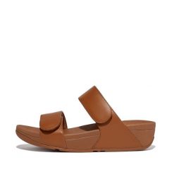 Kobiece klapki na koturnie FitFlop Lulu Adjustable. Brązowe klapki damskie FIT FLOP, bez wzorów, z materiału, eleganckie, bez obcasa, na koturnie, bez zapięcia. Za 530.50 zł.