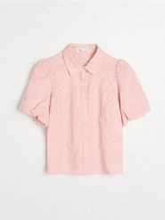 Bawełniana haftowana koszula z bufkami - różowy. Czerwone koszule damskie Sinsay, l, bez wzorów, z bawełny, bez kołnierzyka, bez ramiączek. Za 59.99 zł.