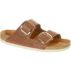 Klapki damskie Birkenstock Arizona. Brązowe klapki damskie Birkenstock, na lato, bez wzorów, z materiału, bez obcasa, bez zapięcia. Za 691.60 zł.
