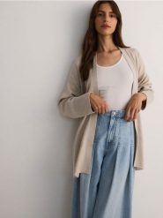 Długi kardigan z wiązaniem - beżowy. Brązowe kardigany damskie Reserved, l, bez wzorów, z dzianiny, bez kołnierzyka. W wyprzedaży za 79.99 zł.