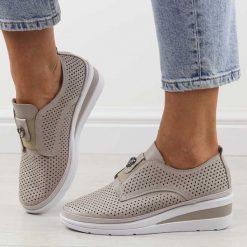 Szare skórzane ażurowe półbuty damskie na koturnie T.Sokolski 198. Szare półbuty damskie Sokolski, na lato, w ażurowe wzory, ze skóry, eleganckie, bez obcasa, na koturnie, bez zapięcia. Za 299.00 zł.