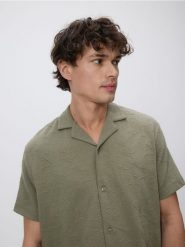 Koszula regular fit z haftem - jasny zielony. Zielone koszule męskie Reserved, l, bez wzorów, z bawełny, bez kołnierzyka, bez ramiączek. Za 119.99 zł.