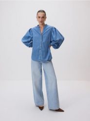 Jeansowa koszula ze stójką - niebieski. Niebieskie koszule damskie Reserved, l, bez wzorów, z denimu, bez kołnierzyka, bez ramiączek. W wyprzedaży za 79.99 zł.