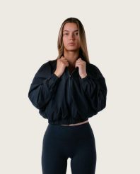 Damska krótka kurtka z pełnym zamkiem, oversize, na siłownię i miasto – czarny. Czarne kurtki sportowe damskie AESTHETIC WOLF, l, bez wzorów, z bawełny, bez ramiączek, bez kaptura, na fitness i siłownię. Za 289.99 zł.