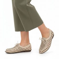 Półbuty damskie Artiker, cholewka skóra naturalna ażurowa perforacja sznurowanie z przodu miękka linia niski fason elastyczne wykończenie zaokrąglony. Brązowe półbuty damskie Artiker, w ażurowe wzory, ze skóry, bez obcasa, bez zapięcia. Za 209.00 zł.