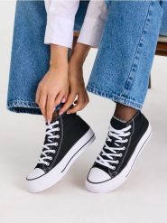 Klasyczne trampki za kostkę z grubszą podeszwą - czarny. Czarne trampki i tenisówki damskie Sinsay, bez wzorów, za kostkę, bez zapięcia. Za 49.99 zł.