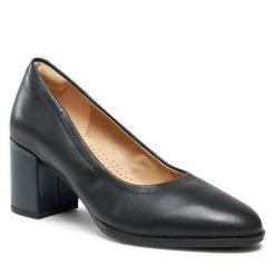 Półbuty Clarks. Brązowe półbuty damskie Clarks, bez wzorów, bez obcasa, na płaskiej podeszwie, bez zapięcia. Za 479.99 zł.